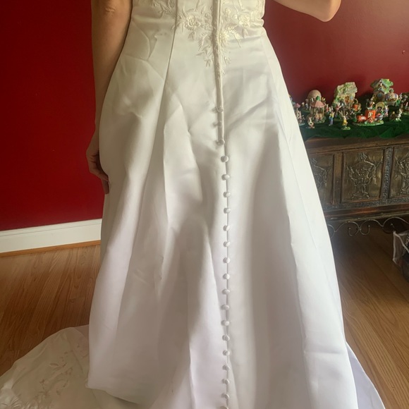 Beautiful Strapless Wedding Gown - Picture 6 of 10